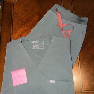 Figs Women's Scrub Set